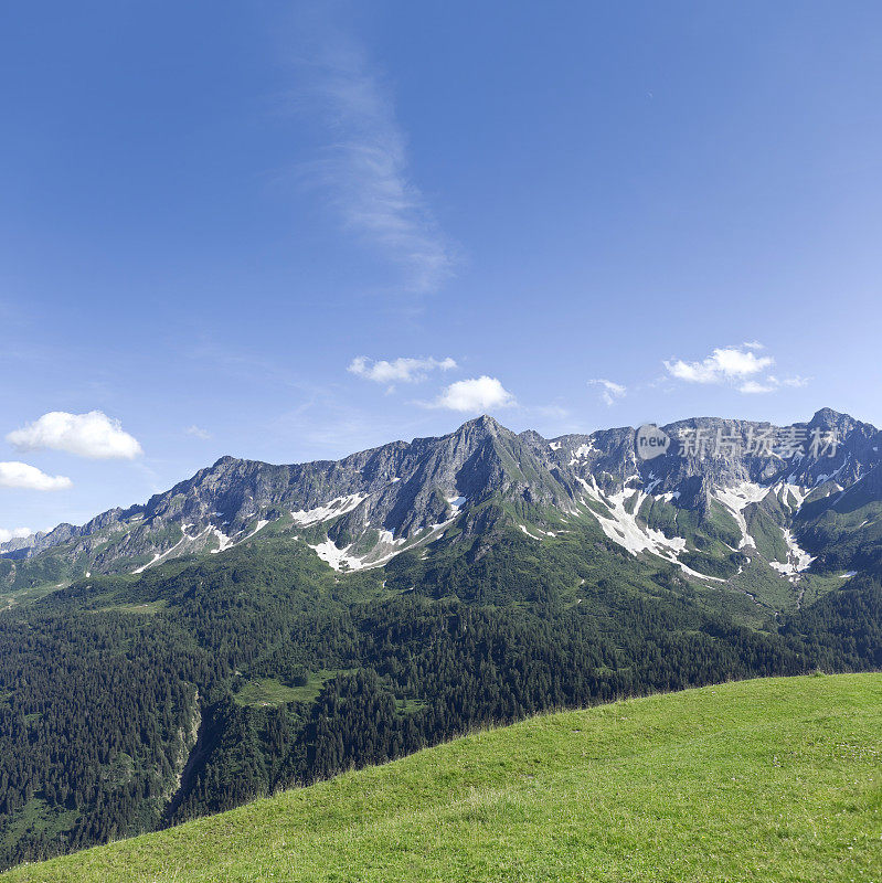 圣哥达山口瑞士阿尔卑斯的蓝天