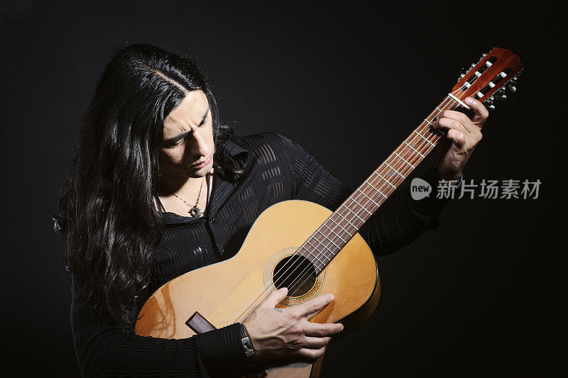 吉他手在黑色_水平
