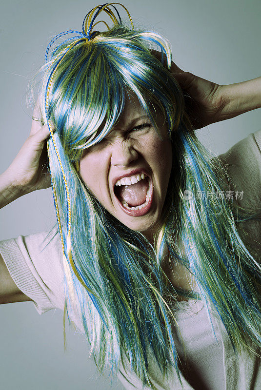 叫喊着的蓝头发女人
