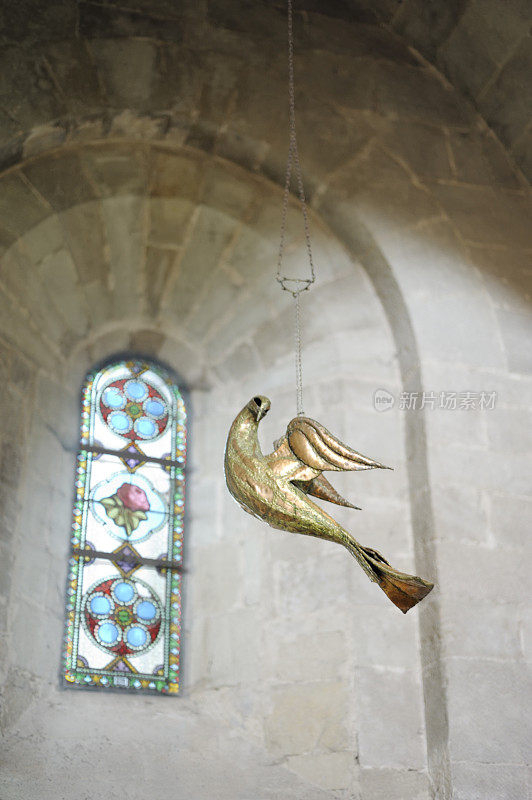 在教堂里鸽子表示和平