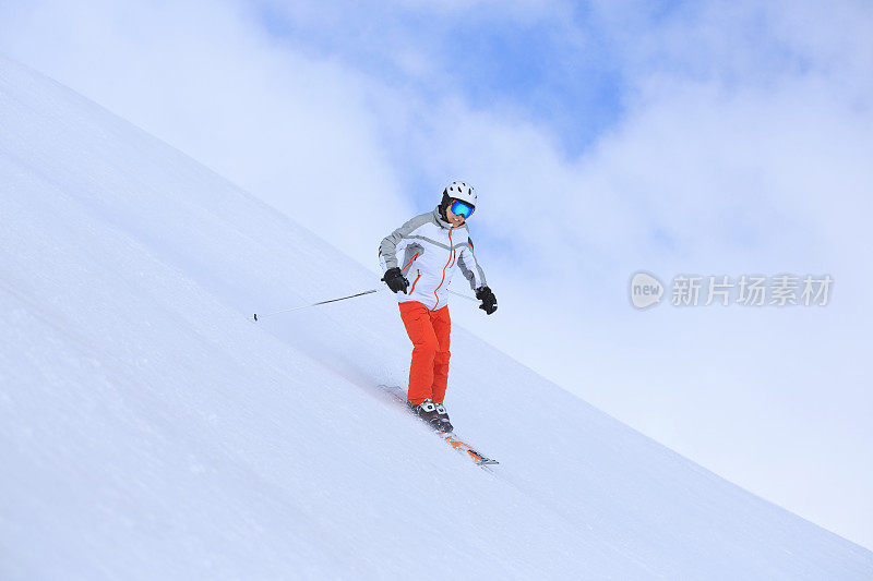 男子滑雪者在阳光明媚的滑雪胜地滑雪冬季运动