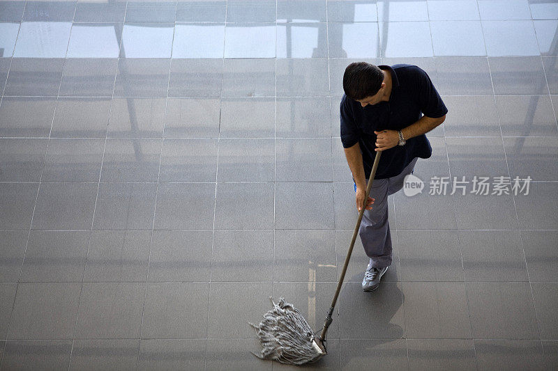 男人在打扫地板