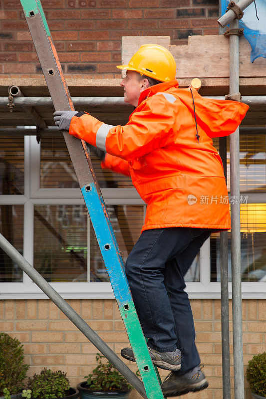 在家庭住宅建筑工地工作的男性工业建筑工人