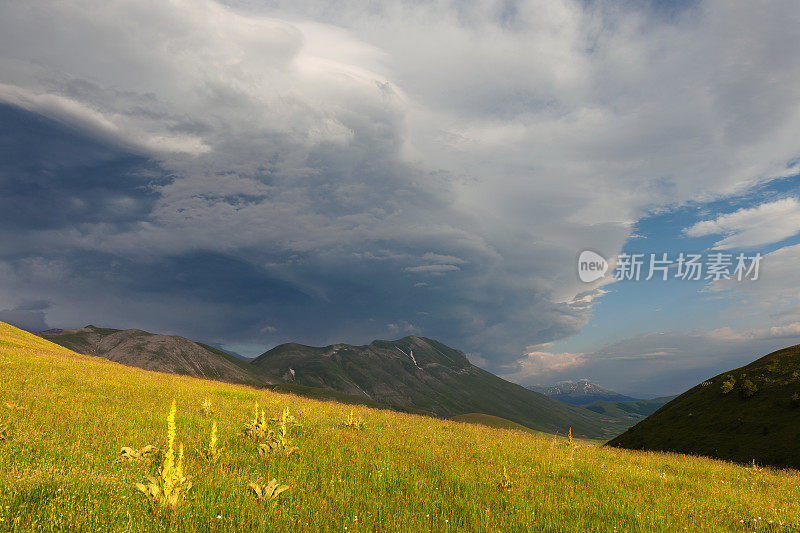 在暴风雨来临之前在亚平宁山脉的维托尔山