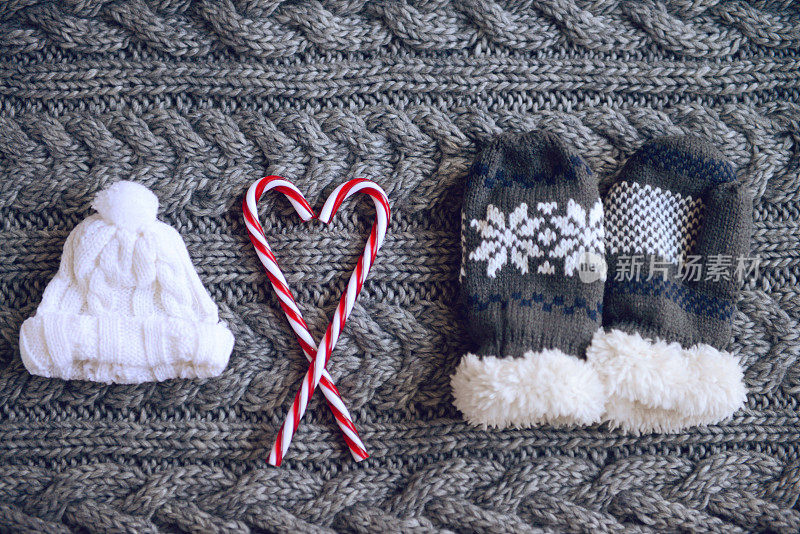 帽子，手套和圣诞糖果在羊毛背景