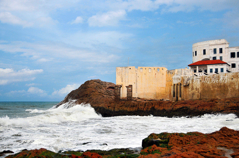 加纳，海岸角城堡:几内亚湾海浪