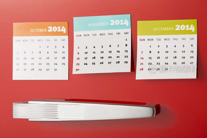 十月十一月十二月的日历贴在冰箱门上