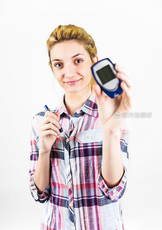 糖尿病患者监测她的血糖水平