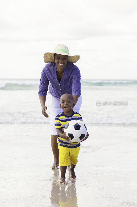非洲幼童在沙滩上玩足球