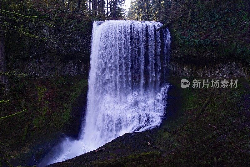 银色瀑布黑暗峡谷