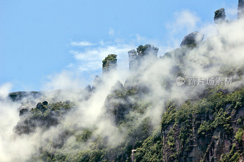 委内瑞拉卡纳伊马国家公园的云峰。