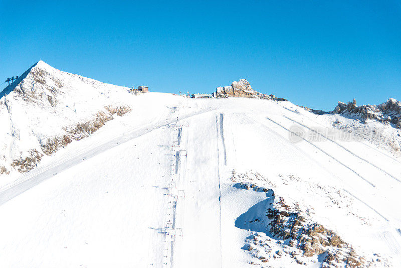 齐勒塔尔腹地的雪山山峰