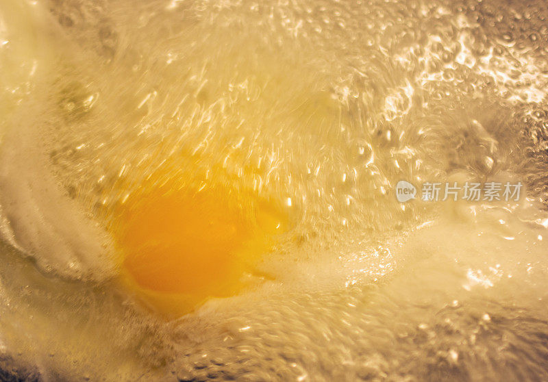用沸水煮的荷包蛋