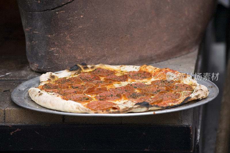 意大利辣香肠披萨，石头烤制而成