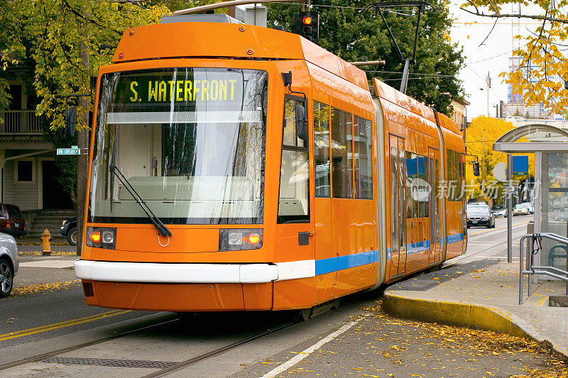 一辆橙色的波特兰有轨电车开往海滨大道