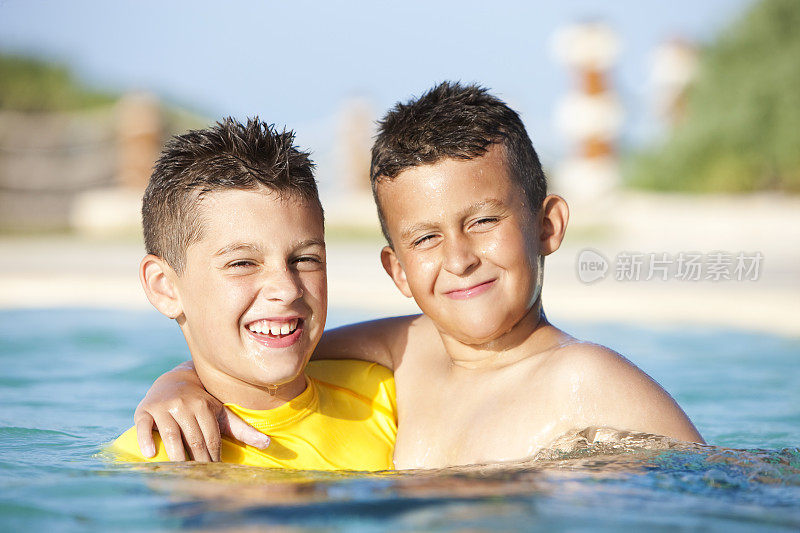 假期生活方式-兄弟姐妹在游泳池的肖像