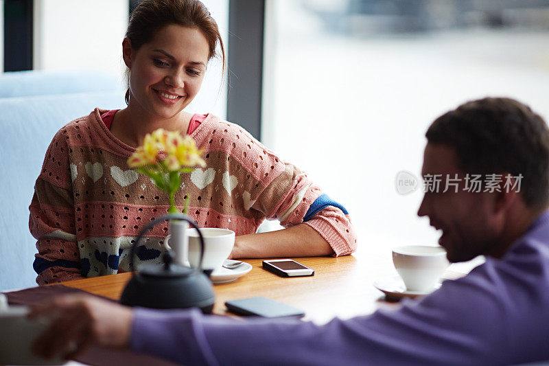 夫妇在咖啡馆