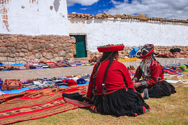 在秘鲁圣谷印加遗址，秘鲁妇女在出售纪念品