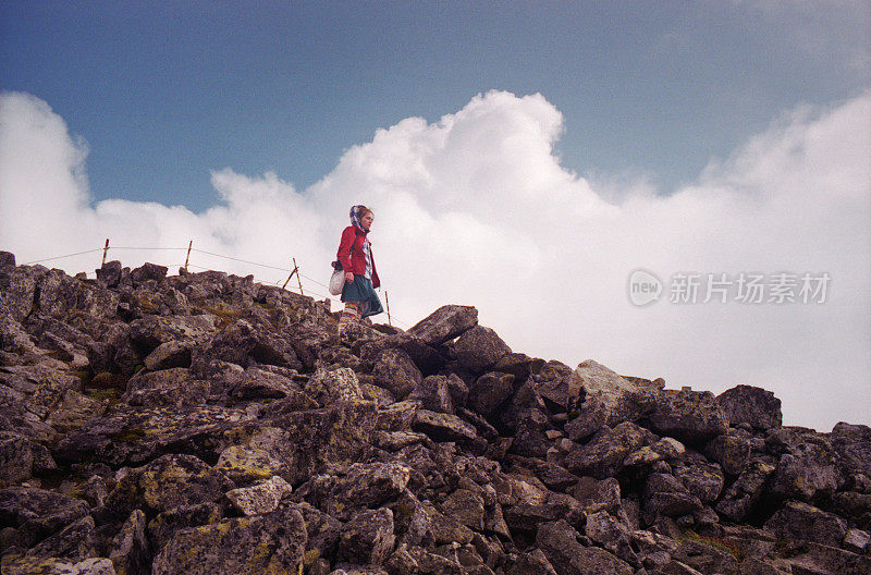 一个女人站在瑞拉山的岩石上