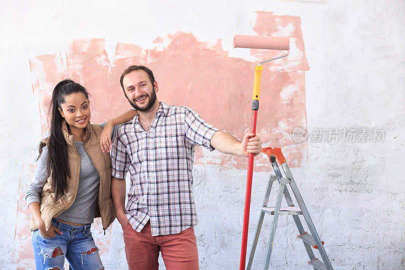 幸福的年轻夫妇正在装修房子