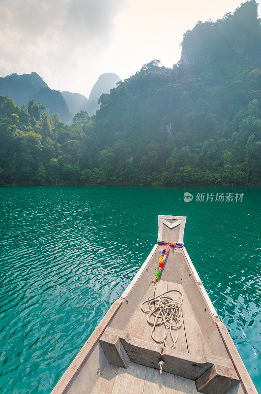 美丽的日落在热带海洋与长尾船在泰国南部