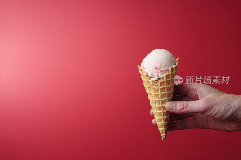 红色草莓冰淇淋甜筒上有拷贝空间