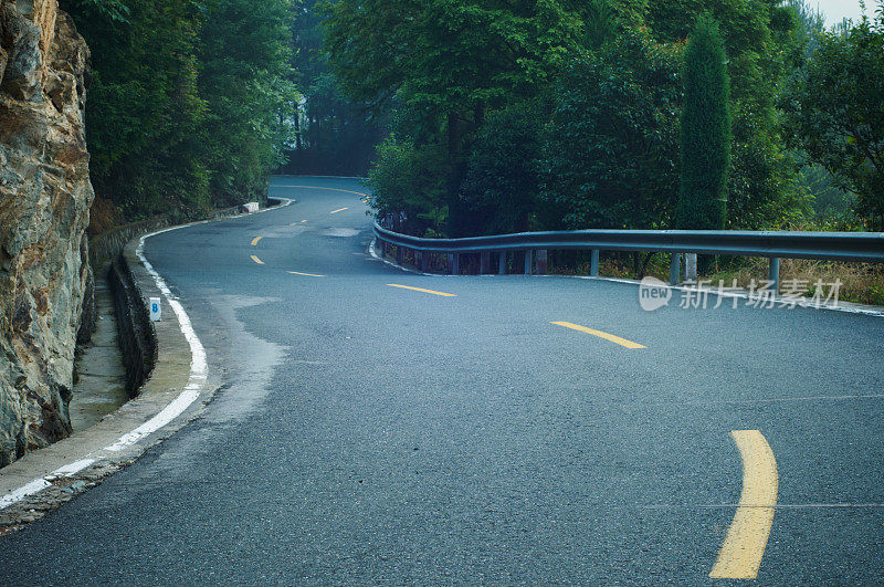 蜿蜒的道路