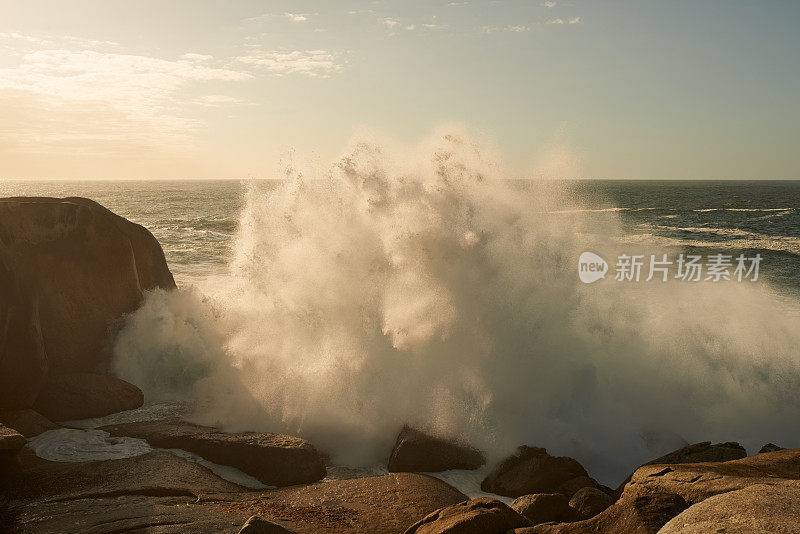 水与岩石相遇的地方