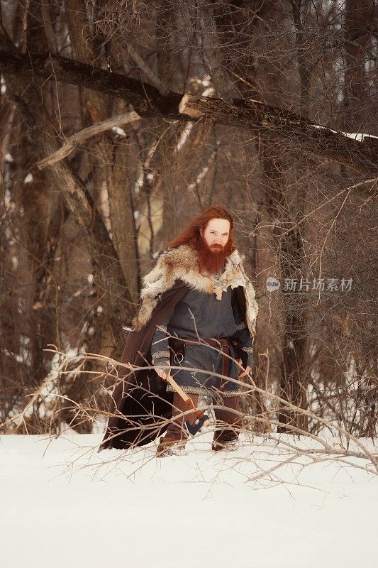 中世纪冬雪维京战士，真实服装，动物毛皮，斧头