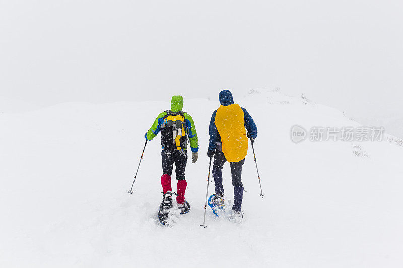 在白雪皑皑的高原上徒步旅行的人