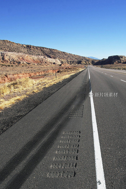 沙漠高速公路的刹车痕
