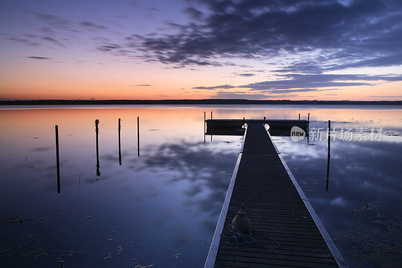 日出在平静的湖面上