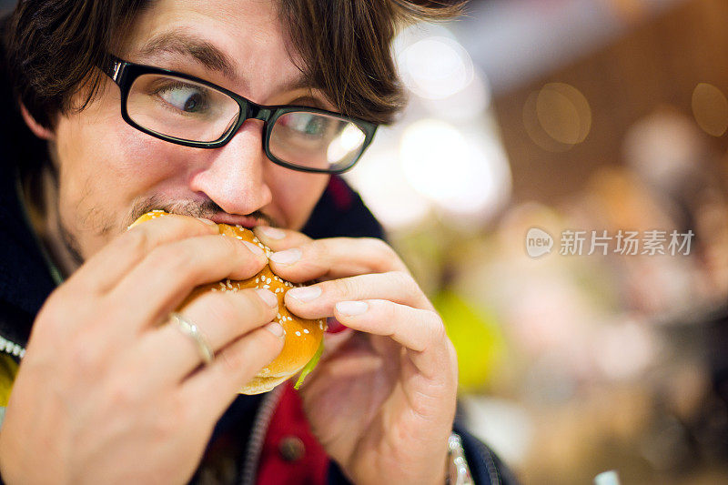 在美食街吃快餐的男人