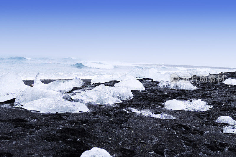 冰岛Jokulsarlon熔岩海滩上的黑沙上的冰块