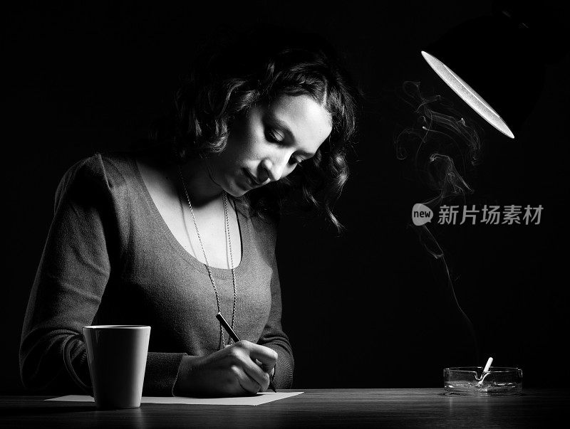 美丽的女人在黑暗中写信