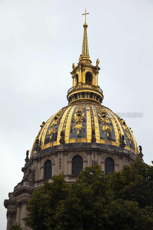 金色的穹顶穿过法国巴黎的树林
