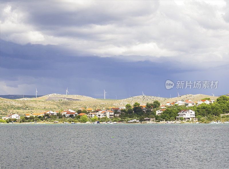 位于克罗地亚亚得里亚海的亚德托瓦茨村，那里有风力发电塔