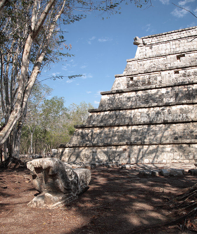 墨西哥奇琴伊察的奥萨里奥金字塔和羽毛石蛇。