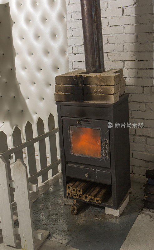 乌克兰利沃夫冬季的金属火炉