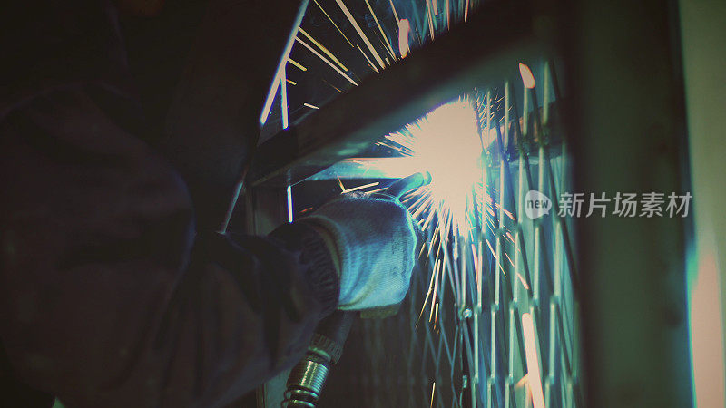 工业工人与焊接工具