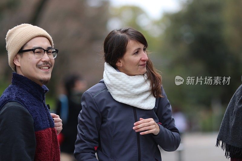 西班牙女人和日本男人在京都大街聊天