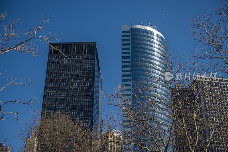 低角度的摩天大楼下曼哈顿，纽约市，美国