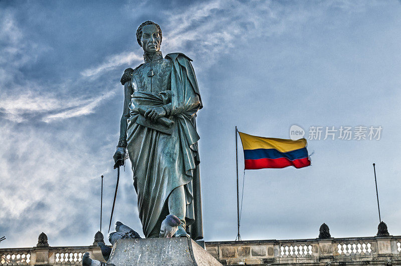 西蒙玻利瓦尔雕像和哥伦比亚国旗