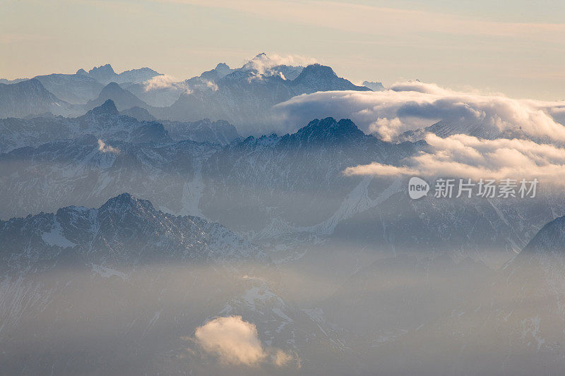 zugspitz山的全景图