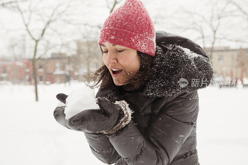 真正的女人准备好吹一些刚落下的雪了。