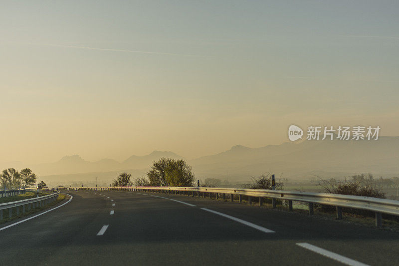 高速公路在日落时分