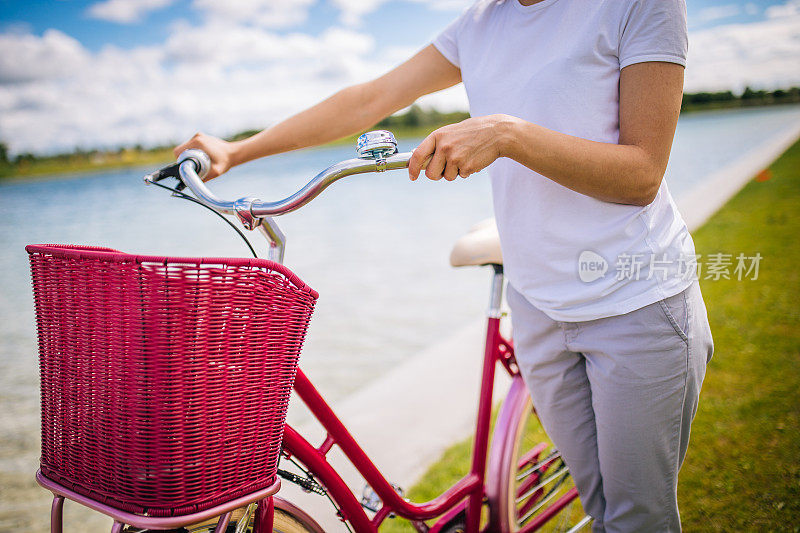 湖边骑着自行车的女人