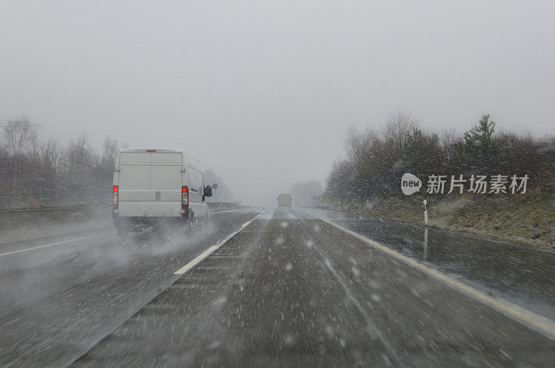 雾和雪在德国的高速公路上