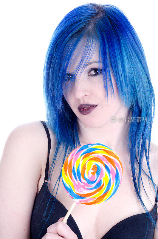 拿着棒棒糖的蓝头发年轻女人。
