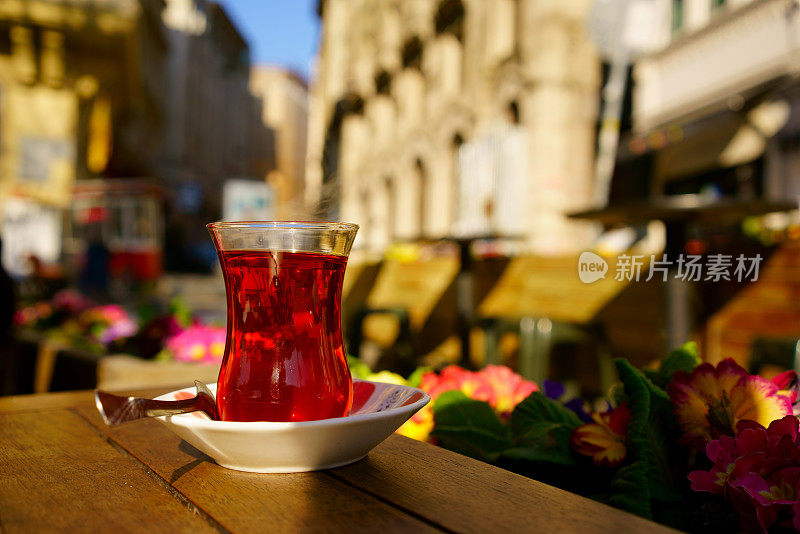 以伊斯坦布尔大街为背景的土耳其红茶